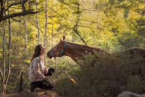 Audrey de Murmure Animal, nutritionniste équin et son cheval Uisper