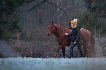 Audrey de Murmure Animal marche à côté de son cheval Uisper